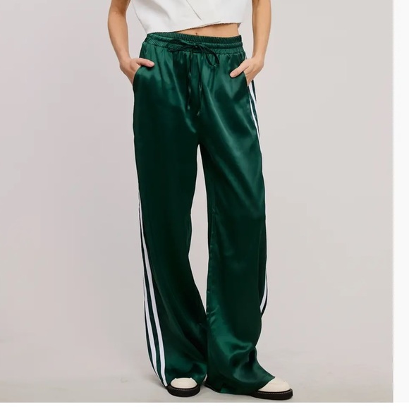 🆕 Black Wide Leg Satin slacks with 2 stripes down the side with pockets - Picture 5 of 5